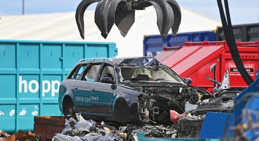 Autóval együtt zúztak össze egy férfit egy németországi roncstelepen