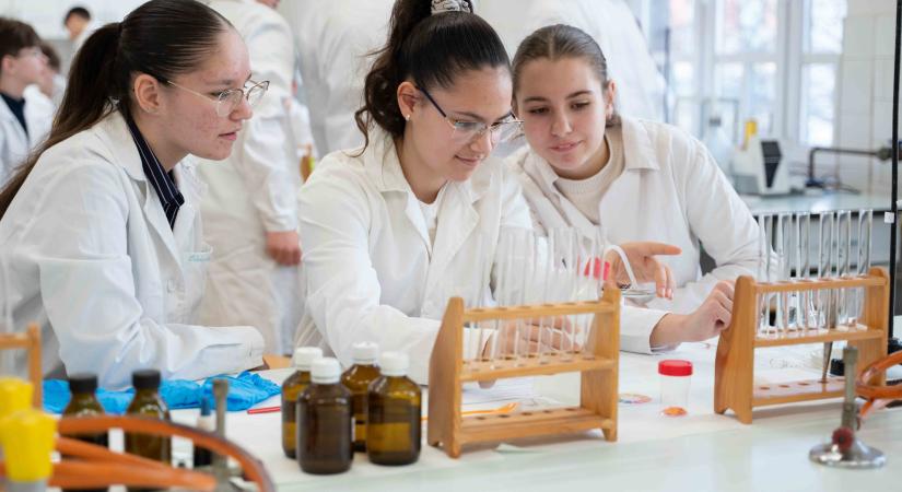 Fehér köpenybe bújtak a diákok Debrecenben