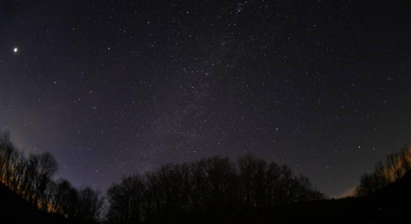 Elképesztő, ritka égi jelenség lesz szombat este: különleges bolygóparádé várható