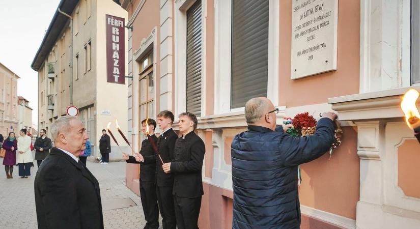 Emberi sorsokra emlékezve