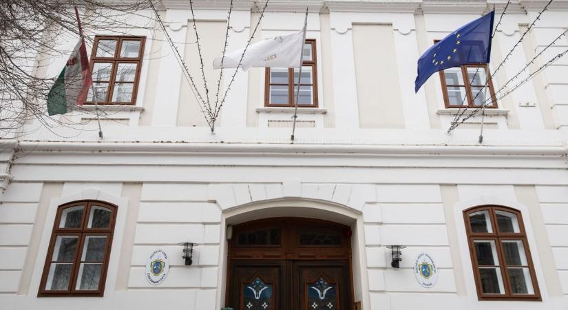 Megszüntetik a keszthelyi alpolgármester megbízatását - politikai harc a Tisza, a Momentum és a DK között?