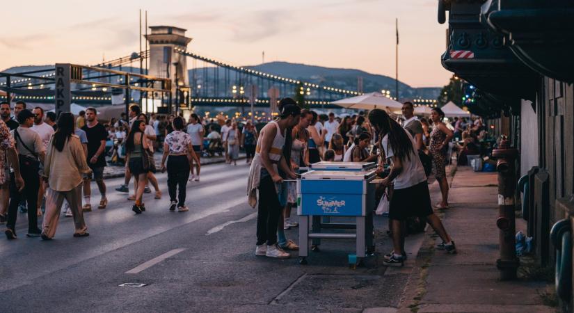 Idén is a gyalogosoké lesz hétvégente a pesti alsó rakpart, tesztelik a hétköznap estéket is