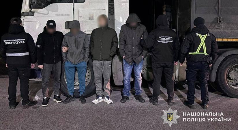 Kárpátalján bukott le a kamionsofőr: 15 ezer dollárért csempészte a hadköteles férfiakat
