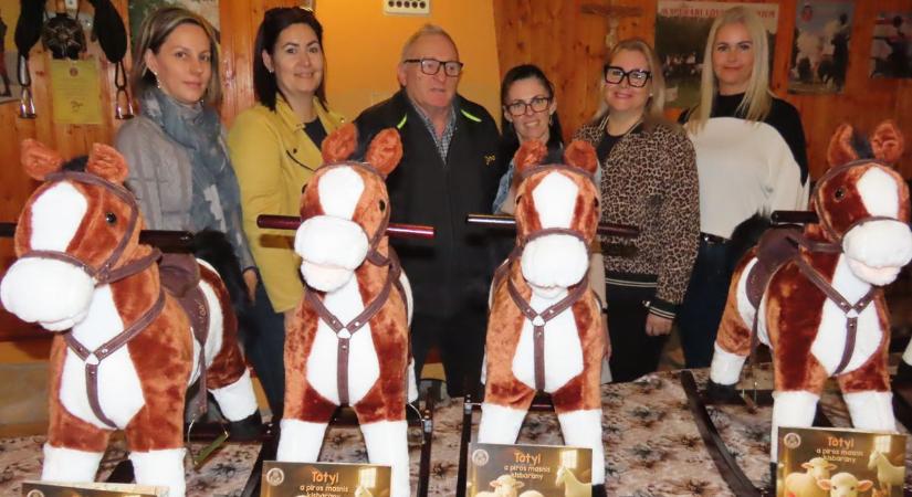 Hintalovat hozott a rábaközi lovasbál az óvodásoknak - fotó