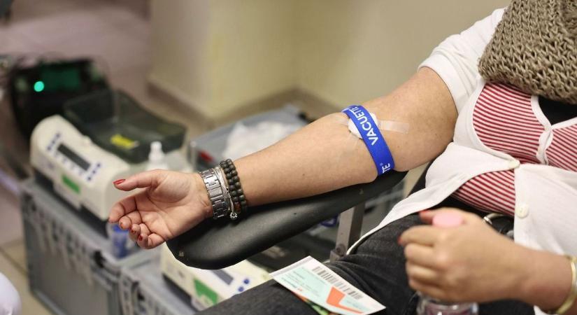 Iskolába, rendezvényterembe, céghez is mennek a vérért