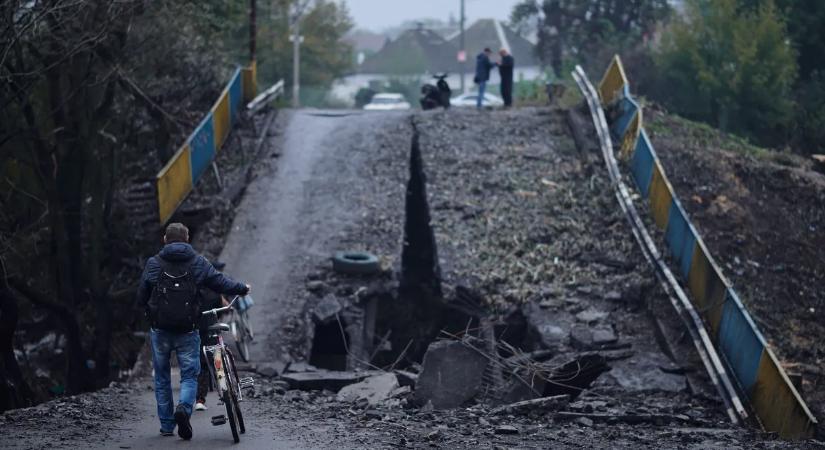 Szívszaggató jelenet: elsírta magát az ukrán kislány, amikor meglátta, mi maradt az ovijából