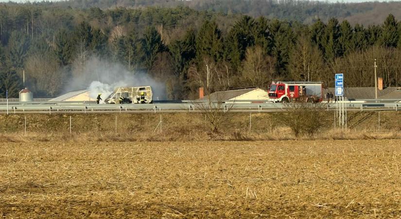 Teljesen kiégett egy jármű a M80-as autóúton - Helyszíni fotók