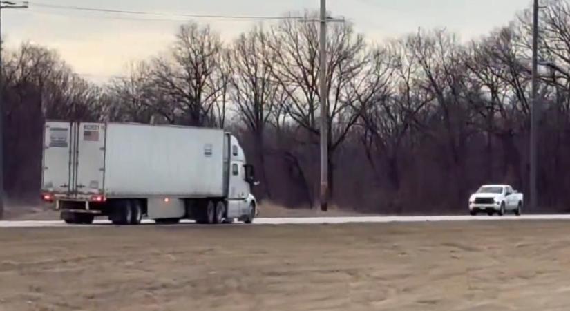 Szemben ment az autópályán a szomáliai kamionsofőr, a táblák jelentését sem értette (videó)