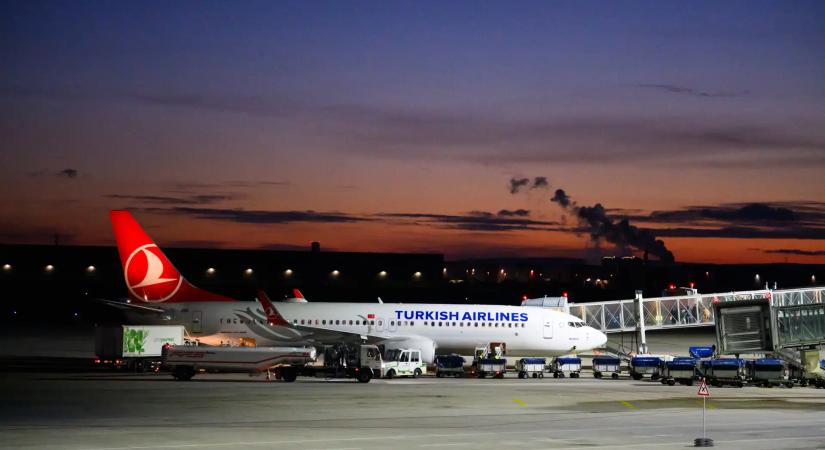 Szívrohamot kapott a Turkish Airlines járatán egy utas, Magyarország légterében: Bécsben szállt le a gép