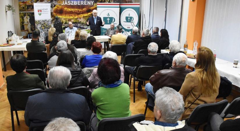 Keresztény értékekről és a béke fontosságáról szólt a teadélután Jászberényben – galériával