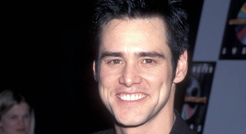A 64 éves Jim Carrey felismerhetetlen lett: hosszú hajjal vette át a díját Párizsban