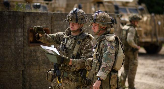 Brit és francia ejtőernyősök készen állnak az ukrajnai békefenntartó misszióra