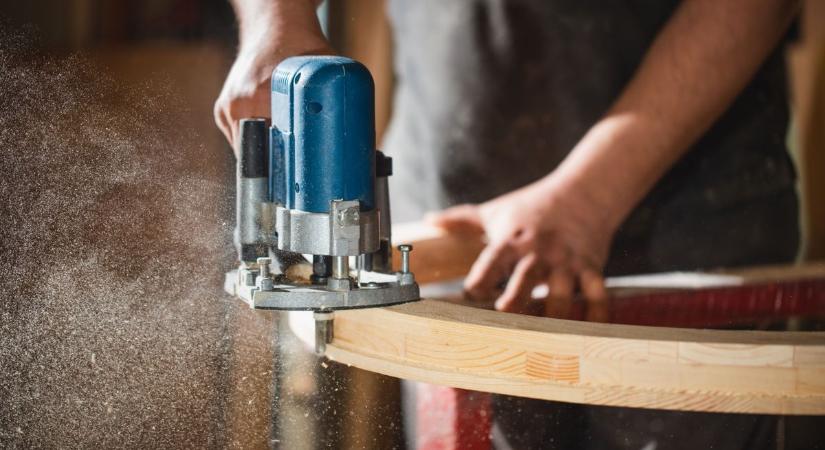 Befellegzett a szomszéd ország legnagyobb bútorgyártójának: a dolgozók kényszerszabadságon, a bért részletekben fizetik