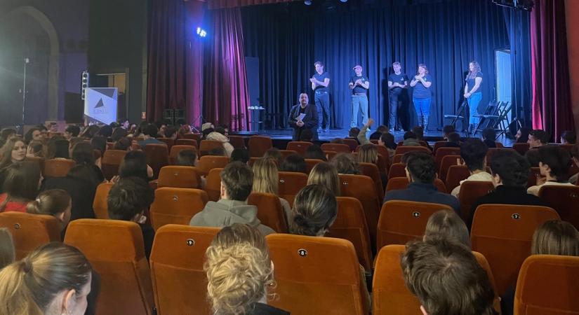 Drogprevenciós színdarab Esztergomban – diákoknak indult a „Tisztán előrébb jutsz!” program