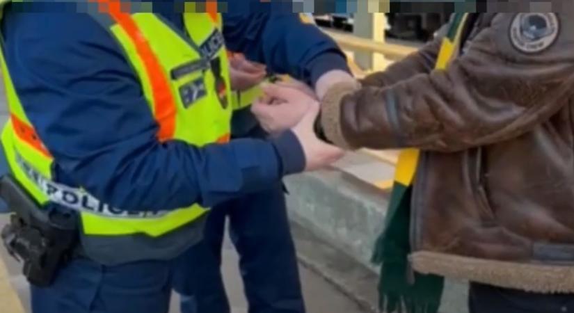 Bárszékkel törték be a polgármesteri hivatal ajtaját Nyíregyházán