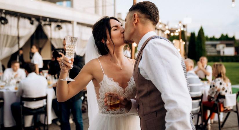 Ennyi pénzt illene adni nászajándékba 2026-ban, ha nem akarunk szégyenkezni!