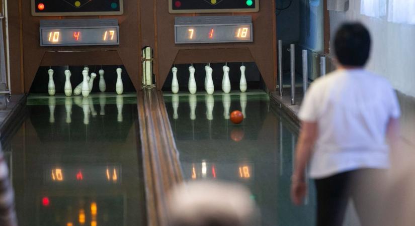 A bábuk bírják a legnehezebben, amikor a nyugdíjasok gurítanak – fotók, videó