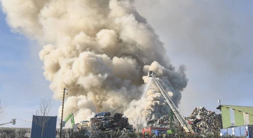 Hatalmas tűz Budapesten, kilométerekről is látszik a füstje