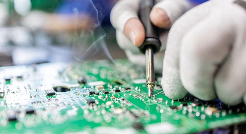 Döntött az óriásmulti: bezárja a gyárát a szomszédban, Magyarországra költözteti át a termelés nagyrészét – örülhet a vidéki kisváros