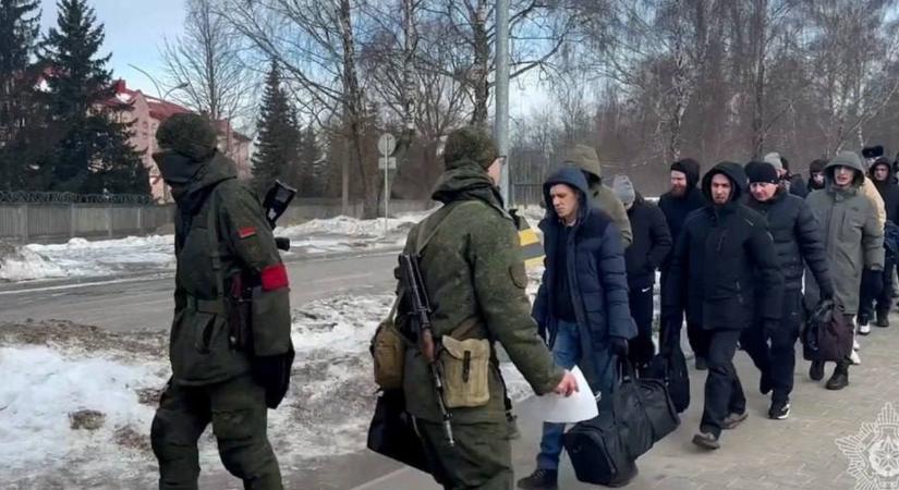 Tömegével érkeznek a katonai behívók Fehéroroszországban