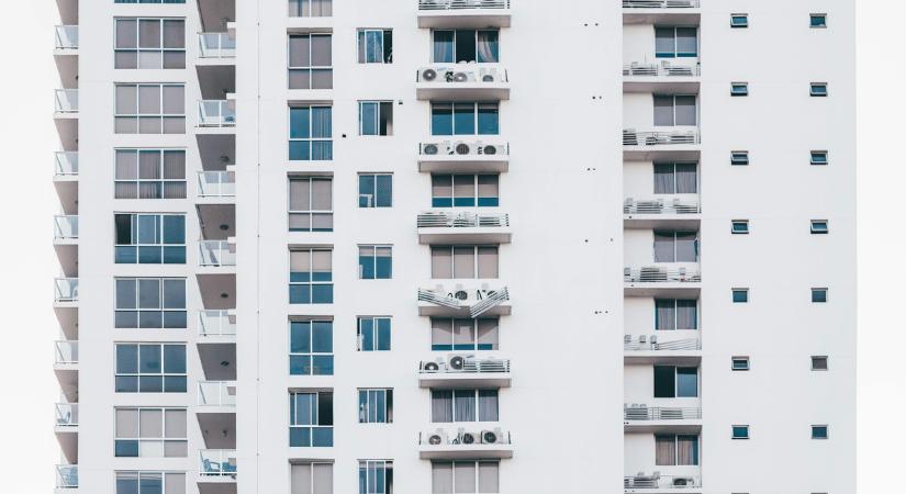 Rémisztő pillanat videón: egy kisgyerek 33 métert zuhant, de járókelők a kabátjukkal elkapták