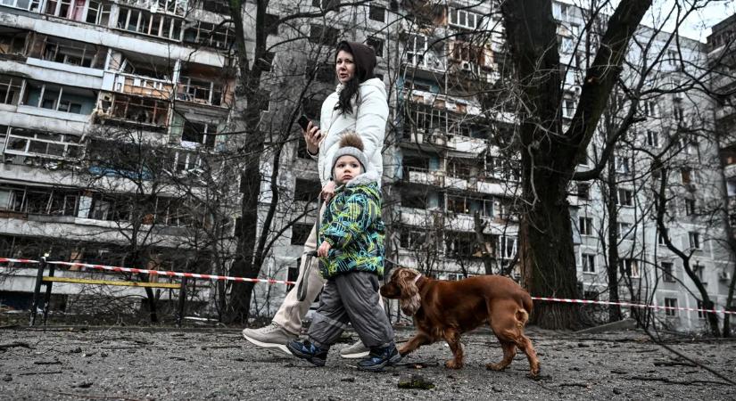 Nincsenek szavak: így reagál az ukrán kislány a szétlőtt ovija láttán