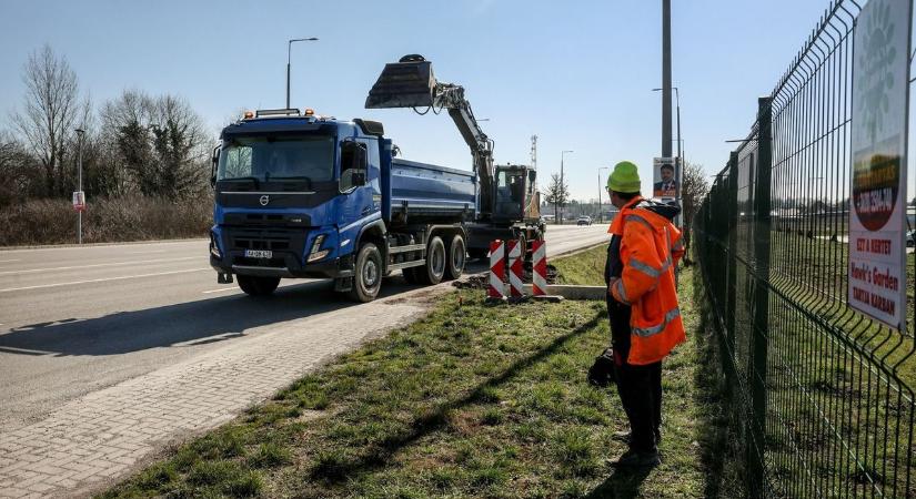Szita Károly polgármester bejelentette: járda épül a J-Star üzeme mellett a biztonságért