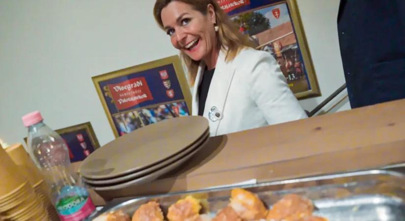 Rendőrt akartak ránk hívni Vitályos visegrádi fórumán, végül kaptunk pogácsát