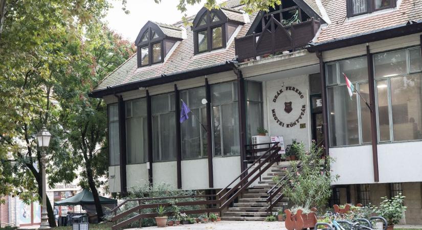 Nők a fókuszban, beszélgetés, előadás a könyvtárban