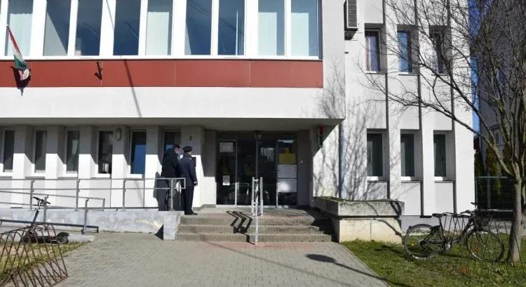 Leöntötték a járási hivatal bejáratánál az egyik ott dolgozót, a rendőrség elfogta a maszkos támadót