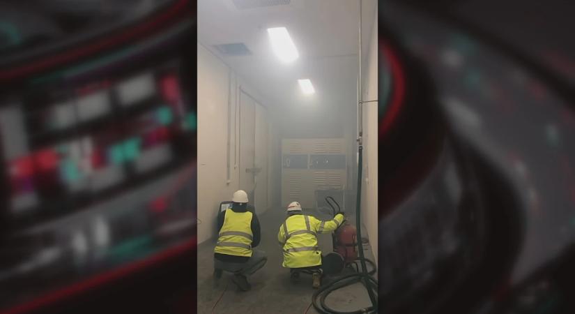 29 riasztás a komáromi akkugyárhoz, videón a „robbanás”