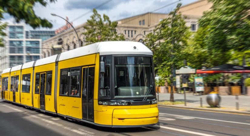 Kisiklott egy villamos Milánóban