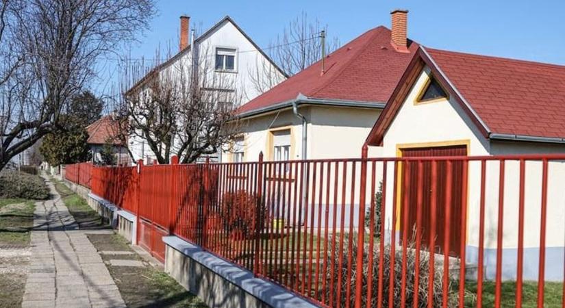 Évtizedekig eltűntként kerestek egy ceglédi nőt, most döbbenetes dolgot találtak a felüljáró alatt