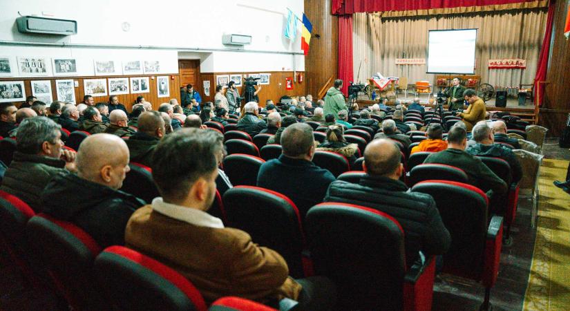 Parajdon tájékoztatta a lakosságot Tánczos Barna a Korond-patakon épülő árvízvédelmi rendszerről