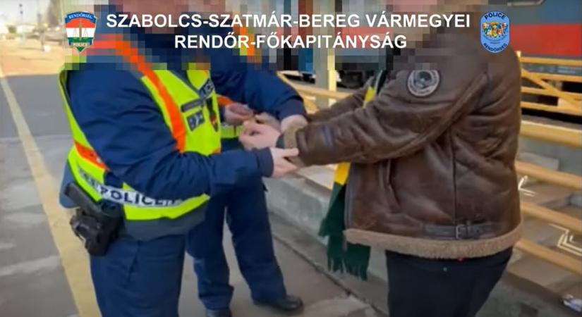 Bárszékkel törte be a nyíregyházi polgármesteri hivatal ajtaját egy 24 éves részeg férfi, a vasútállomáson fogták el a rendőrök – videó