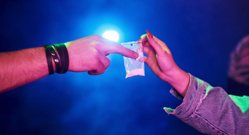 Lehet pisiltetni a fiatalokat, látványosan akciózni a szórakozóhelyeken, ettől még különösebb változás a kábítószerpiacon nem történik