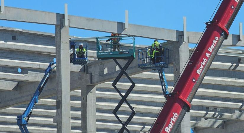 Logó került az épülő szegedi gyár falára – közel a termelés indulása