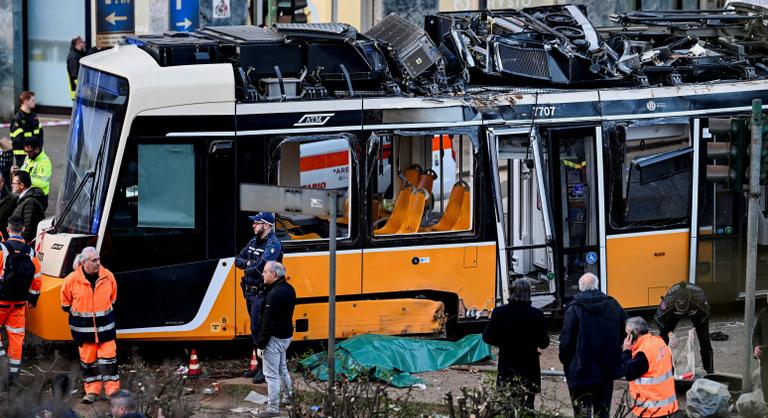 Kisiklott és épületnek csapódott egy villamos Milánóban