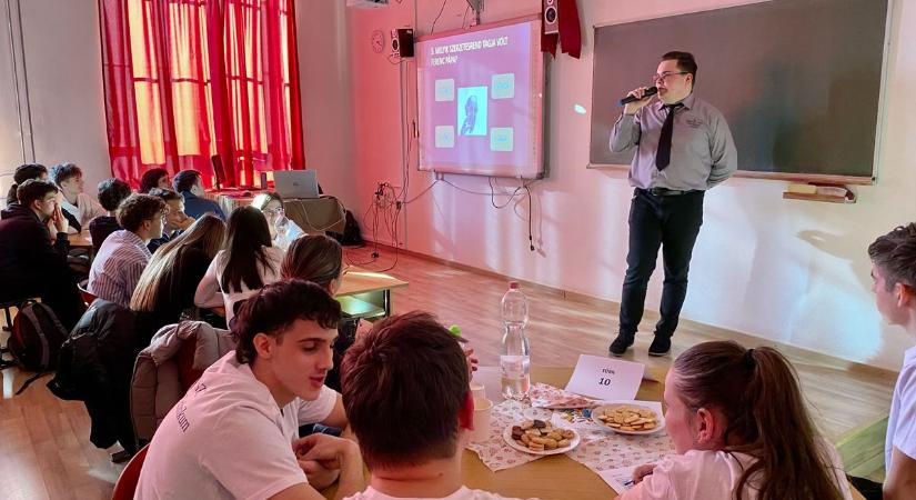 Ferenc pápa, Eb-meccs és Amazonas – brutális kvízen mérték össze tudásukat a bajai diákok – fotók