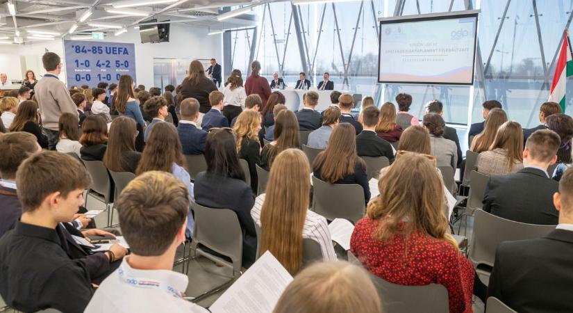 Kezdetét vette a 2026. évi Országos Diákparlament Székesfehérváron (galéria)