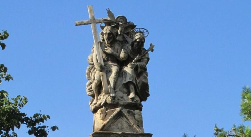 Így zajlik a Szentháromság szobor restaurálása