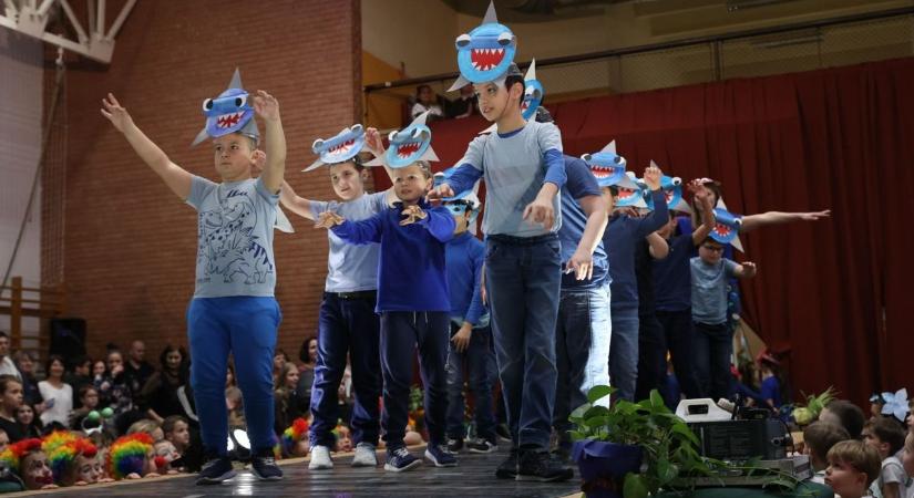 Kávékapszula-gomb, kazettaszalag és struccok – ilyen volt a Tabán iskola divatbemutatója