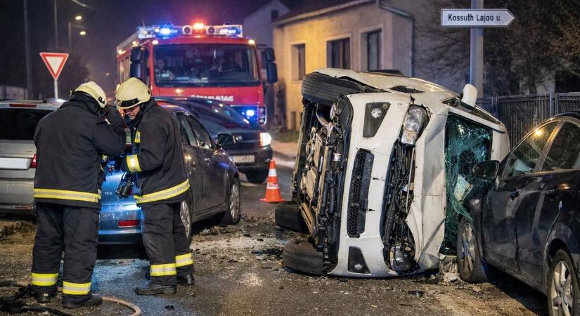 Oldalára borult egy autó Balatonberényben, három parkoló kocsit tört össze