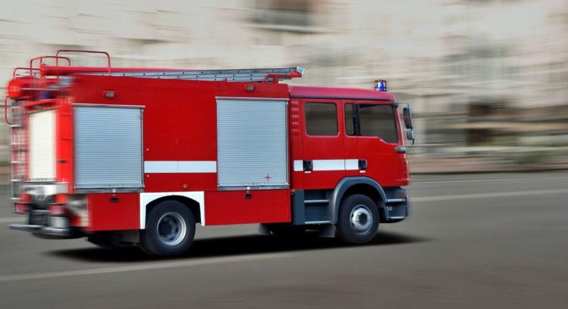 Három autót is letarolt egy negyedik a balatoni településen, a keszthelyi tűzoltóknak kellett beavatkozniuk