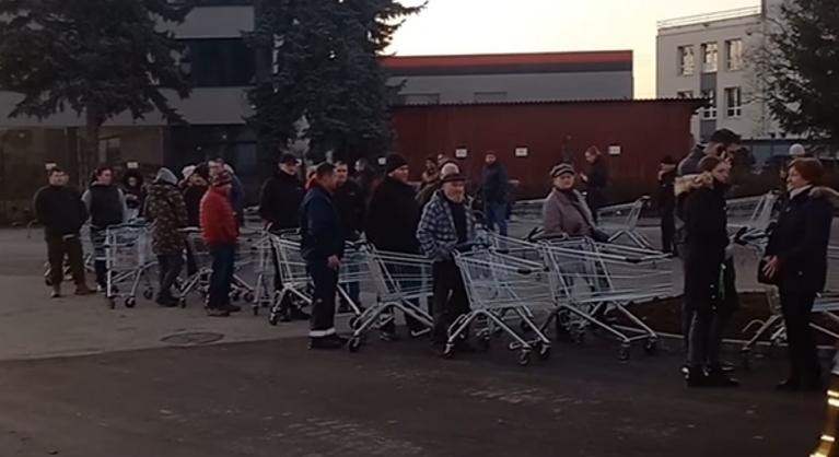 Megrohamozták Miskolcon az ország második legnagyobb Lidljét a nyitáskor