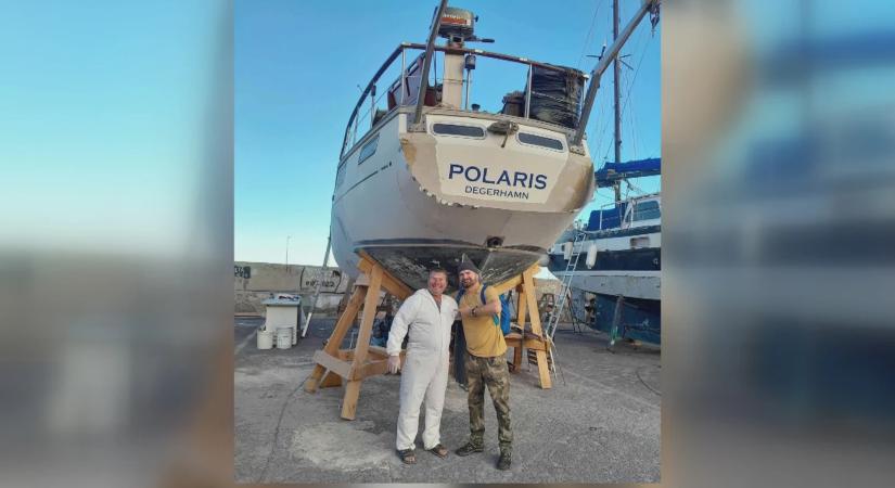 Nyolc napig sodródott a nyílt tengeren, végül hajótörést szenvedett