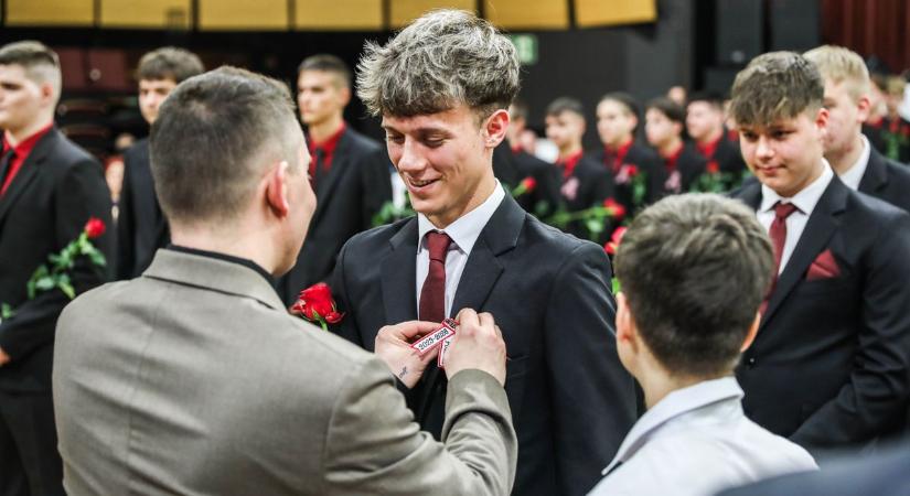 Szalagavató Szombathelyen: a Puskás iskola diákjai búcsúztak