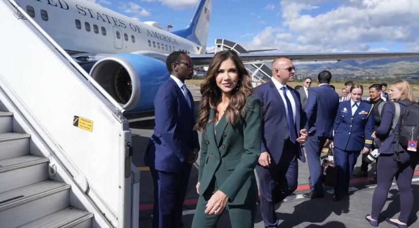 Franciaágyas kormánygépen utazgat kabinetfőnökével a tömeges deportálásokat vezénylő amerikai miniszter