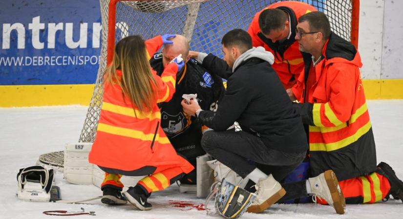 Bezuhant a csereajtón egy magyar jégkorongozó, mentők segítettek rajta
