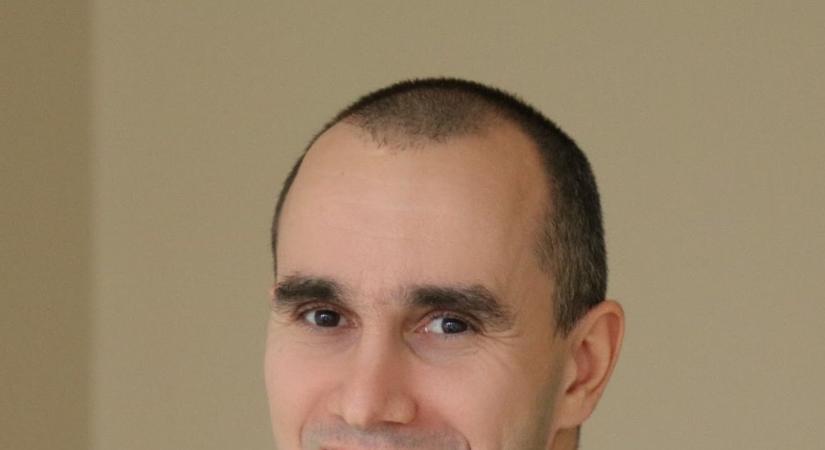 A kéz, ami visszaadja a mindennapokat – portré Dr. Lenkei Balázsról